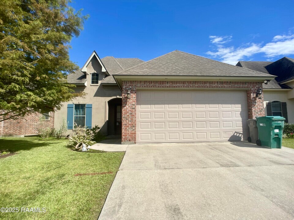 144 Heathwood Dr in Broussard, LA - Building Photo