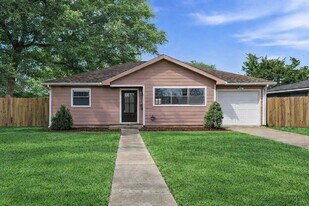 2110 7th St in Port Neches, TX - Building Photo