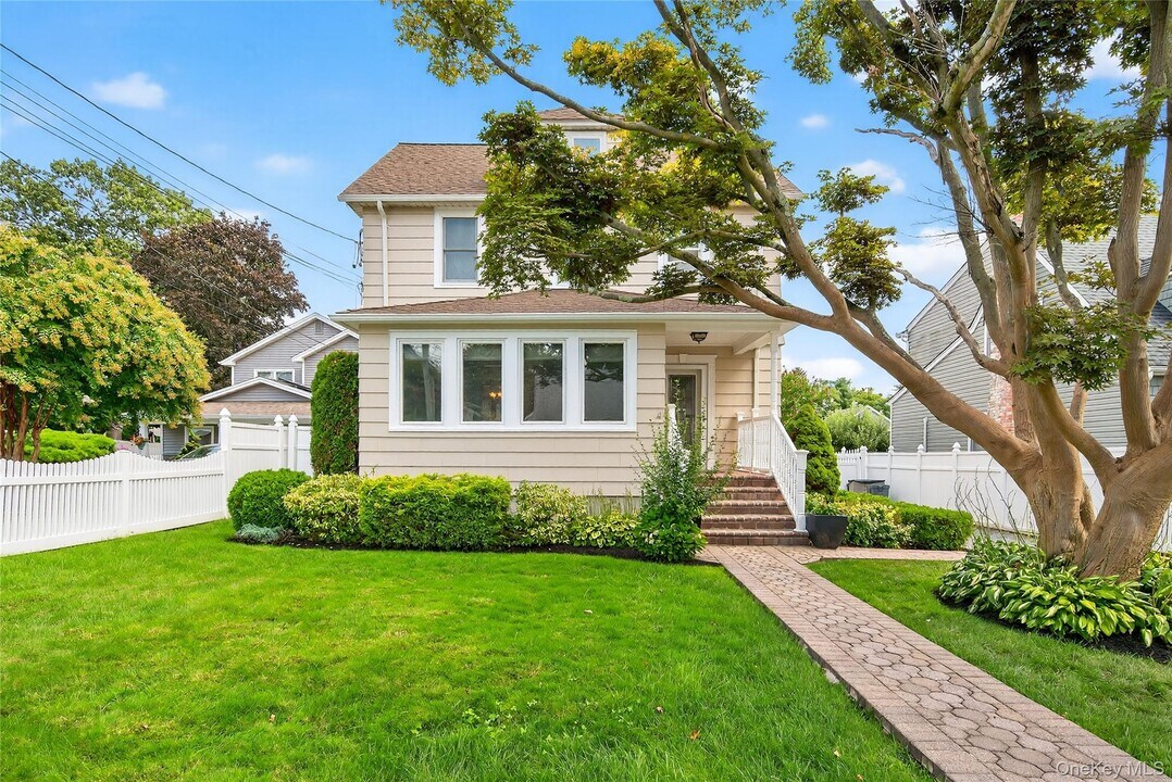 26 9th St in Locust Valley, NY - Building Photo