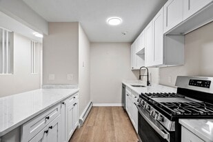 283-435 Oaklawn Ave in Cranston, RI - Building Photo