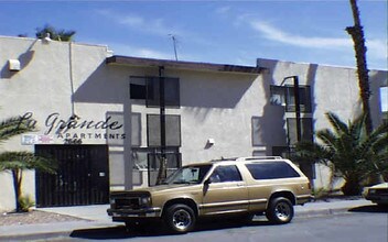 The Radcliff in Las Vegas, NV - Building Photo - Building Photo