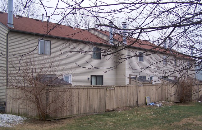 8305-8315 Lariat Ct in Columbus, OH - Building Photo - Building Photo