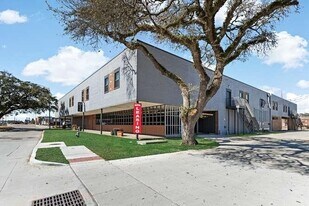 612 W Texas Ave in Baytown, TX - Building Photo