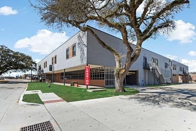 property at 612 W Texas Ave