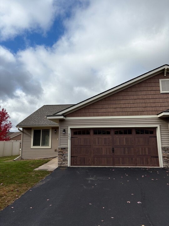 588 Blue Karner Dr in Altoona, WI - Building Photo