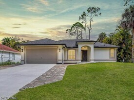 6070 Lancewood Way in Naples, FL - Building Photo