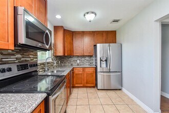 455 Glenburnie Dr in Houston, TX - Building Photo - Building Photo