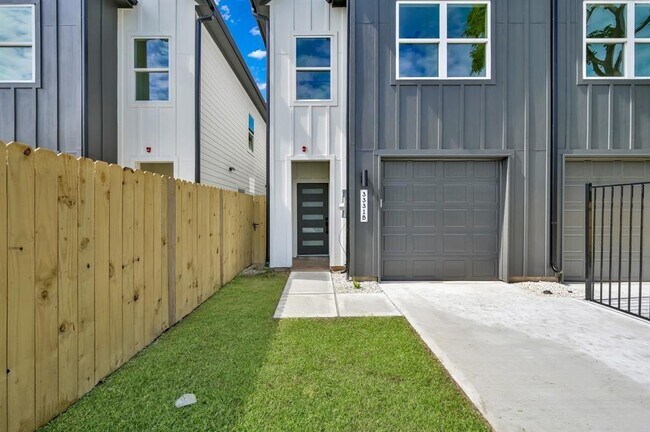 3334 Francis St in Houston, TX - Building Photo - Building Photo