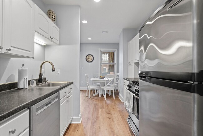 41 Swallow St, Unit 2 in Boston, MA - Foto de edificio - Building Photo