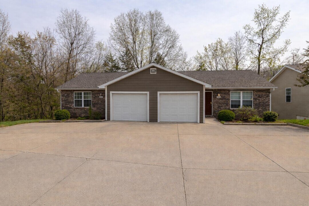 3410 E St Charles Rd in Columbia, MO - Building Photo