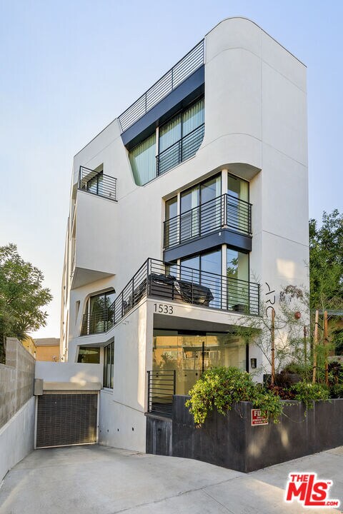 1533 N Vista St in Los Angeles, CA - Building Photo - Building Photo