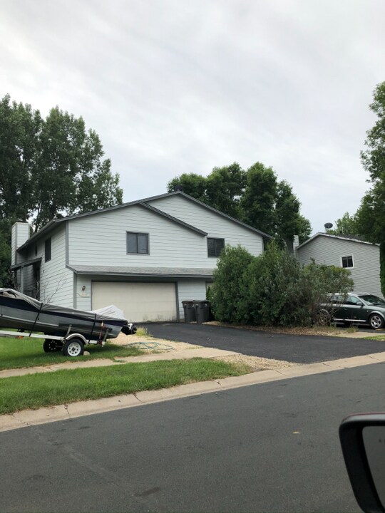 15477 Lesley Ln in Eden Prairie, MN - Building Photo