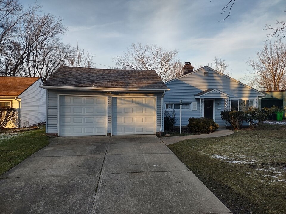 4025 Dartford Rd in South Euclid, OH - Building Photo