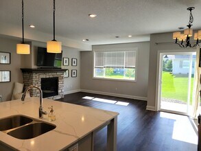 1715 Southpoint Ln in Hudson, WI - Foto de edificio - Building Photo