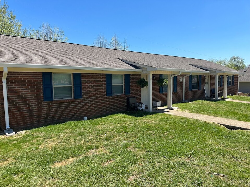 Irish Apartments in Mcewen, TN - Building Photo