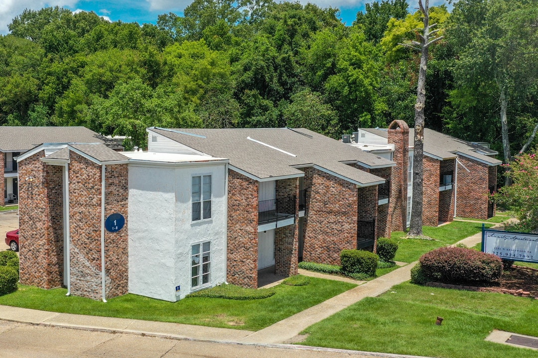 Greenview East in Baton Rouge, LA - Building Photo