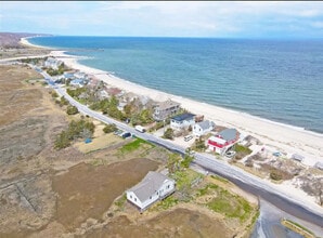 27 Oak St in Wading River, NY - Foto de edificio - Building Photo