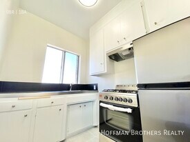 1327 Magnolia Ave, Unit 207 in Los Angeles, CA - Building Photo