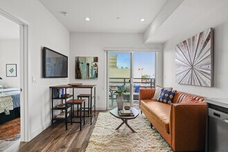 The Fairfax Flats in Los Angeles, CA - Foto de edificio - Building Photo