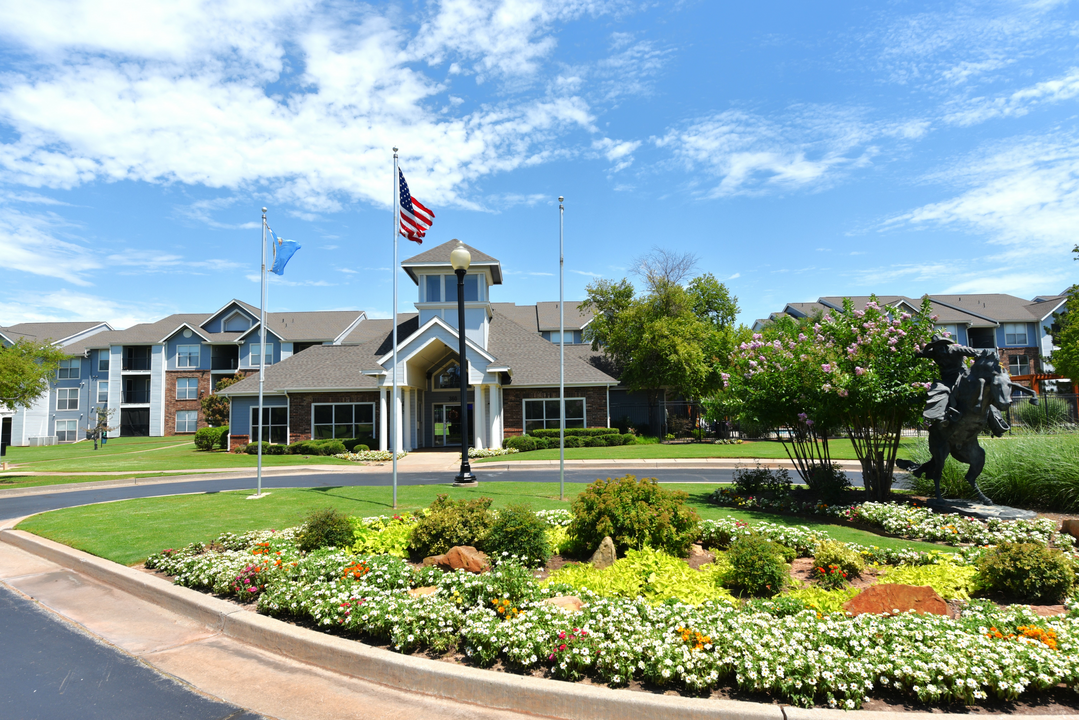 Pebble Creek Apartments in Mustang, OK - Building Photo