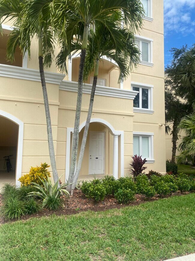 14 Harbour Isle Dr W in Fort Pierce, FL - Building Photo - Building Photo