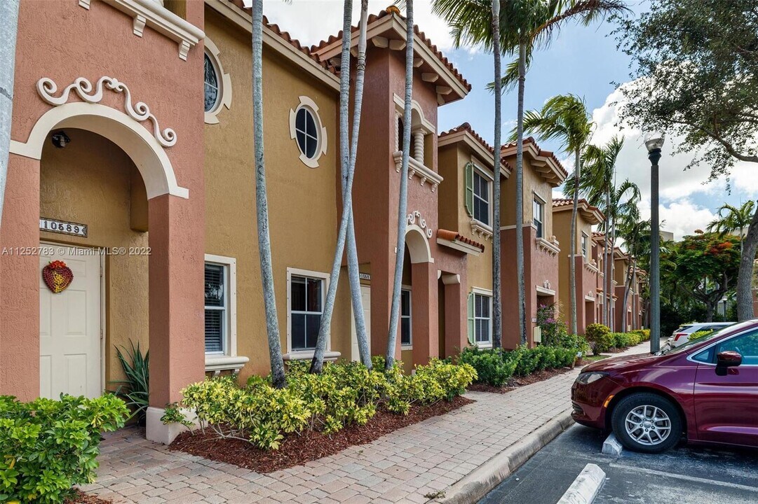 10587 SW 6th St in Pembroke Pines, FL - Building Photo