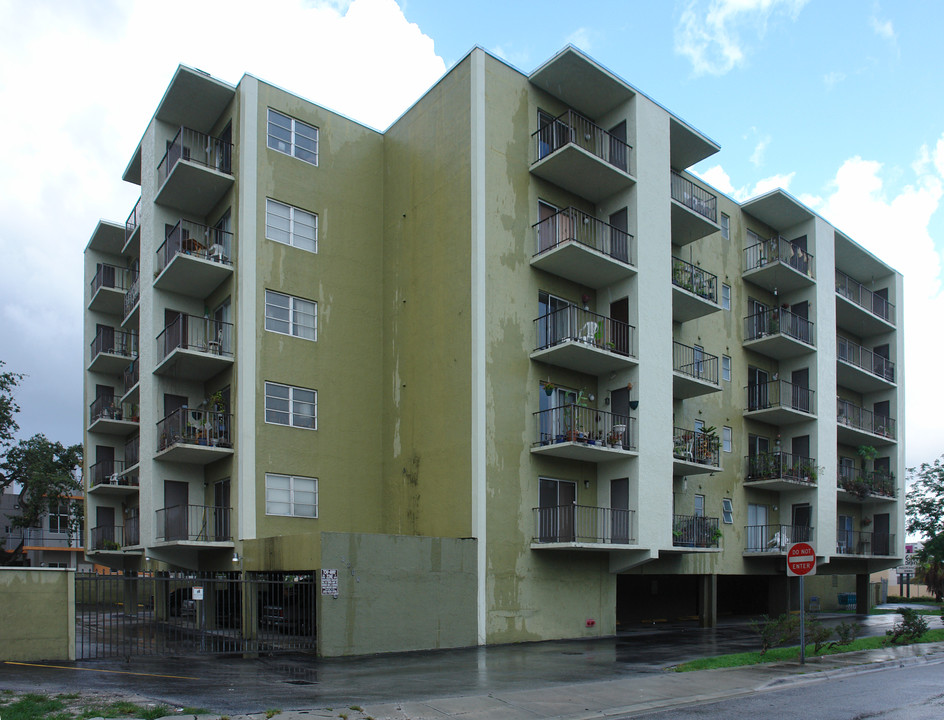 Casa Linda Apartments in Miami, FL - Building Photo