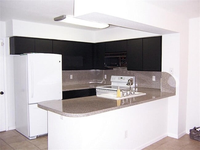 16800 Sugar Pine Dr, Unit D24 in Houston, TX - Building Photo - Building Photo