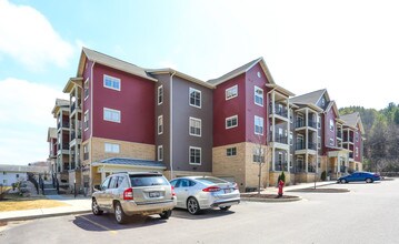 Mill Creek in Cross Plains, WI - Foto de edificio - Building Photo