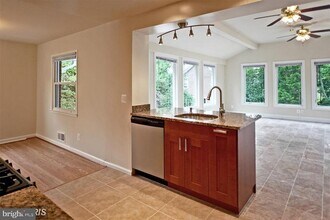 1318 Mayflower Dr in McLean, VA - Building Photo - Building Photo