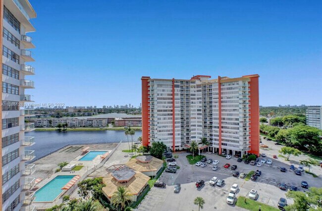 1301 NE Miami Gardens Dr in Miami Gardens, FL - Building Photo - Building Photo