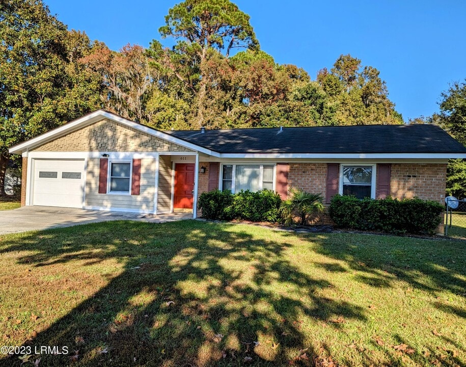 611 Broad River Dr in Beaufort, SC - Building Photo