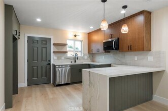 745 W 106th St in Los Angeles, CA - Foto de edificio - Building Photo