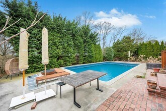 8 Lovell Rd in Hampton Bays, NY - Building Photo - Building Photo