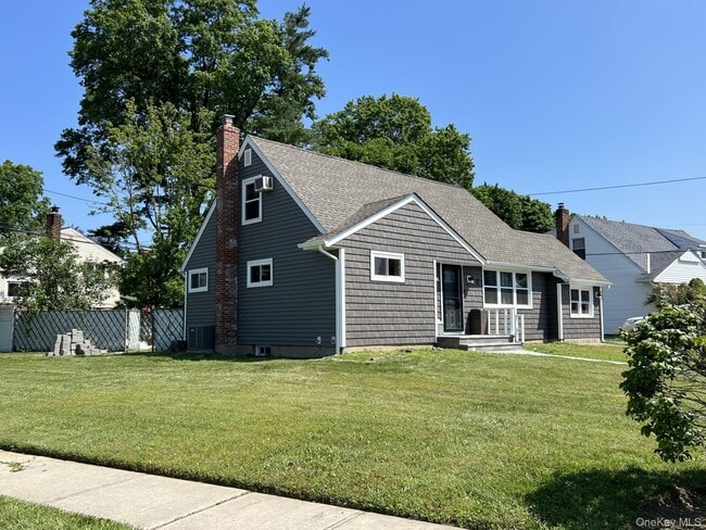 7 Mindy Ln in Westbury, NY - Building Photo - Building Photo