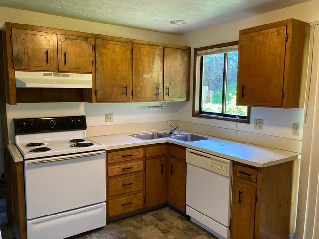 1796 Del Rio Ave SE in Albany, OR - Building Photo - Building Photo