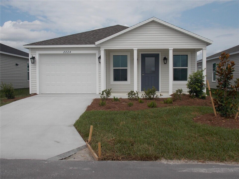 2224 Central Pkwy in Okahumpka, FL - Building Photo