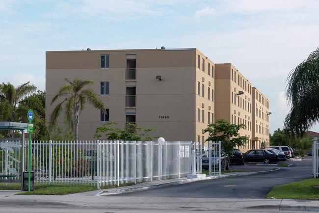 Los Robles Apartment in Miami, FL - Building Photo - Building Photo