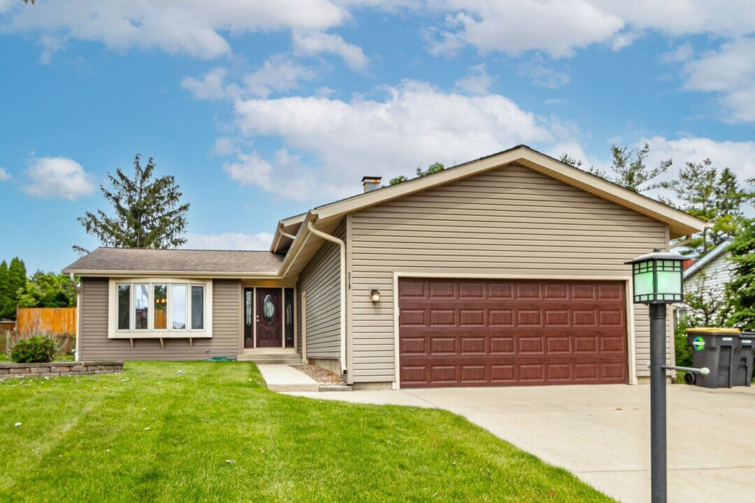 310 Huntington Dr in Streamwood, IL - Building Photo