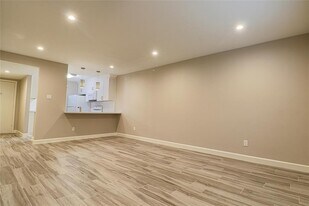 2744 Briarhurst Dr in Houston, TX - Building Photo