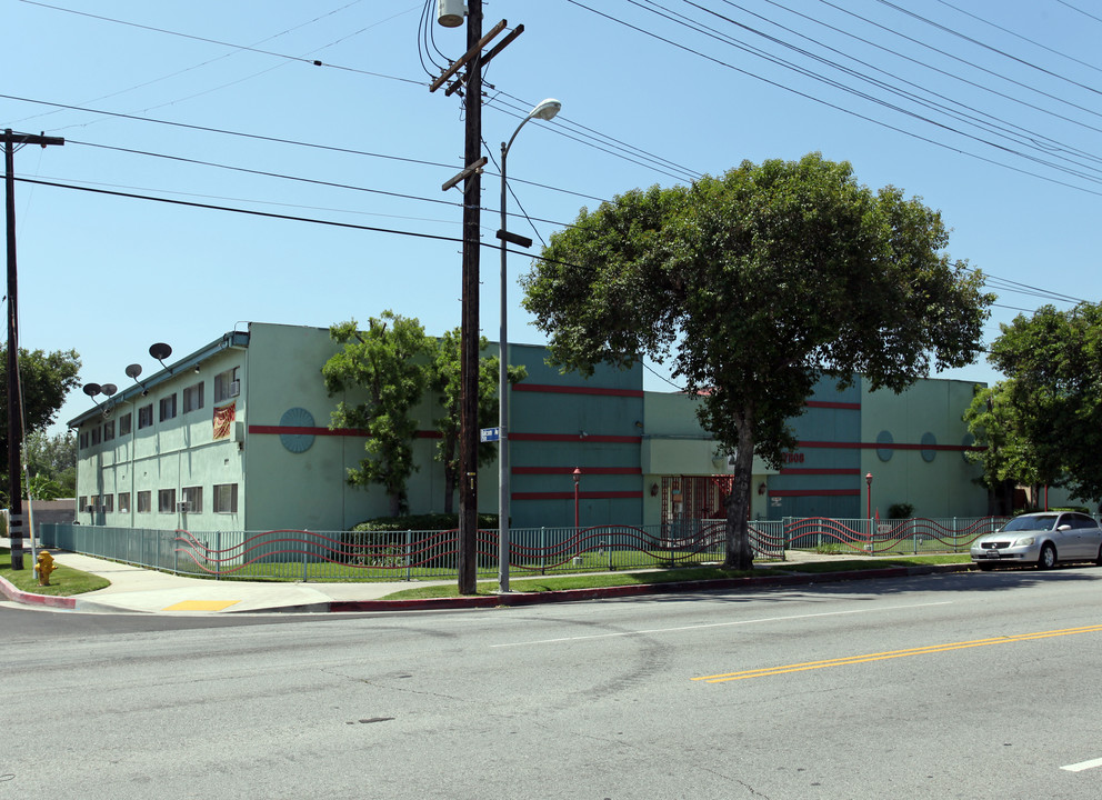 17808-17828 Saticoy St in Reseda, CA - Building Photo