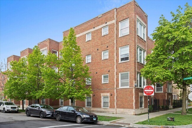 property at 6750 N Greenview Ave