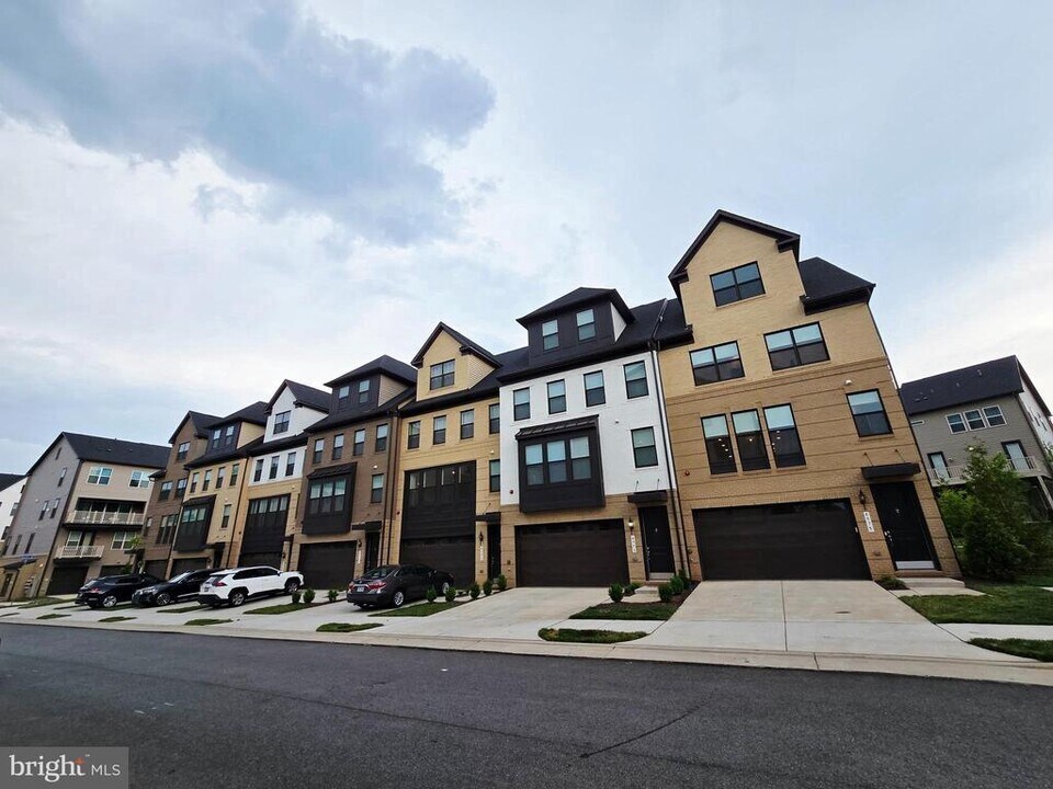 4975 Longmire Wy in Chantilly, VA - Building Photo