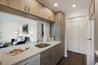 4177 W Lake Sammamish Pkwy SE in Bellevue, WA - Building Photo - Building Photo