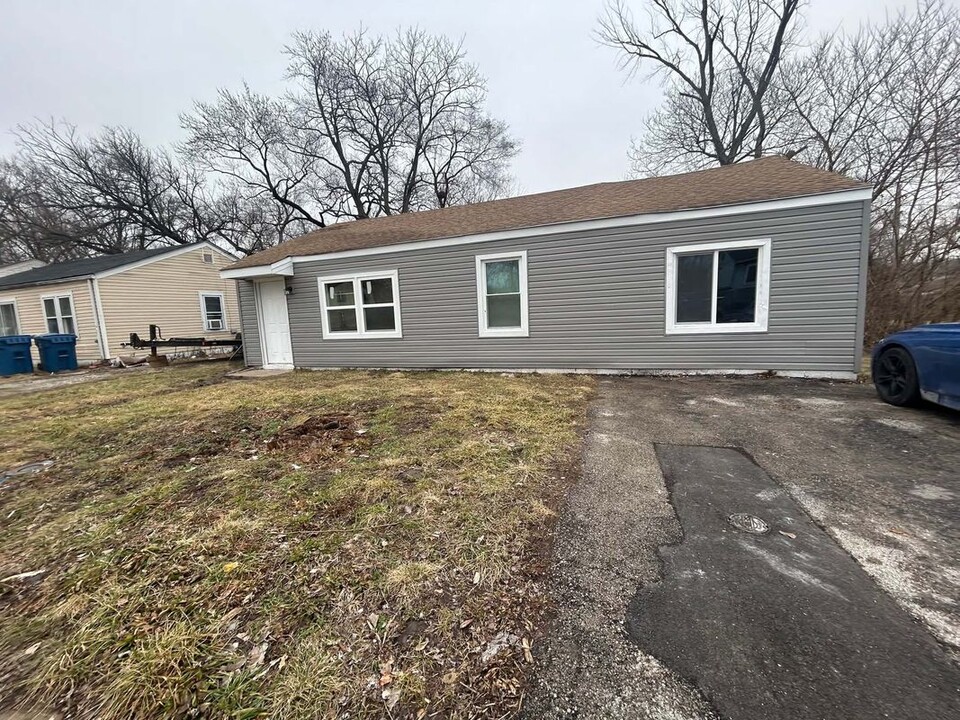 454 Mueller Ave in Ferguson, MO - Foto de edificio