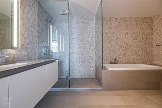 88 SW 7th St, Unit 1004 in Miami, FL - Building Photo - Building Photo