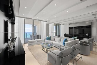9703 Collins Ave in Bal Harbour, FL - Foto de edificio - Building Photo