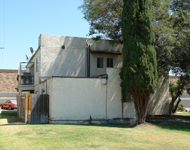 2085 N Highland St in Orange, CA - Foto de edificio - Building Photo