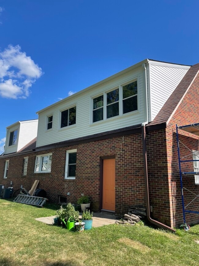 711 7th Ave, Unit 711 Ground Level in Grinnell, IA - Foto de edificio - Building Photo