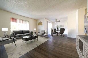 1440 Oak Dr, Unit H4 in Vista, CA - Building Photo